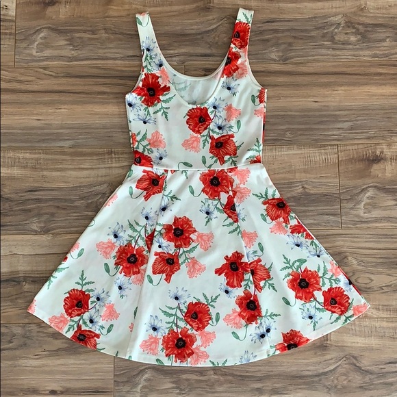 Beautiful Floral Summer Dress - Picture 2 of 3